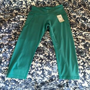Old navy active crop high rise power soft leggings. Size L